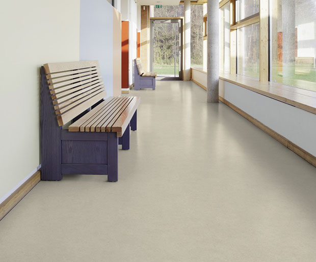 For renovation projects, especially in case of subfloor with moisture problems, the Acczent Unik loose-lay offers you a quick and easy solution to face constraints.